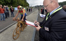 Eddy Planckaert établit le record du monde de l'heure sur vélo en bois
