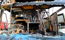 Thaïlande: les cercueils des 23 victimes de l'incendie d'un car scolaire retournés aux familles