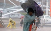Le "super-typhon" Dujuan fait deux morts, 300 blessés à Taïwan