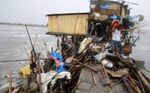 Philippines: le typhon Koppu contraint les habitants à grimper sur les toits