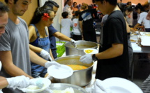 Les étudiants de l'ECT nourrissent les sans-abris de Papeete