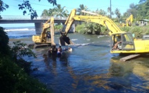 Après une nuit dans leurs véhicules, les ouvriers coincés par la crue à Mahaena sains et saufs