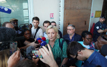 A Mayotte, Marine Le Pen veut "sonner la cloche" pour rappeler les promesses du gouvernement