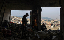 Israël bombarde Gaza et accuse le Hamas de remettre en cause l'accord de trêve