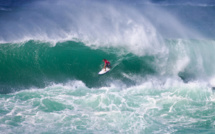 Surf - Vans World Cup : Mateia Hiquily éliminé dans de grosses conditions de surf.