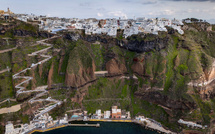 Grèce: des milliers d'habitants fuient Santorin frappée par des séismes à répétition