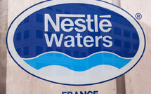 Eaux: l'exécutif accusé d'avoir autorisé Nestlé à utiliser des filtres illégaux, Macron dément