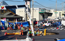 Japon: gouffre spectaculaire dans une chaussée, les canalisations en débat