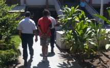 Il s'asperge d'essence, prend sa belle-mère dans ses bras et menace de s'immoler