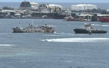 Un thonier chinois remorqué après son échouage dans la passe de Papeete