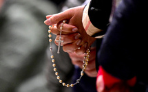 Prières dans le monde pour le pape François dans un état critique