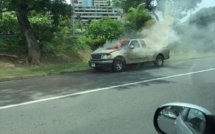 Une voiture prend feu à l'entrée de Papeete