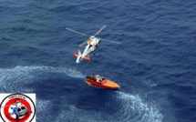 Un bonitier en panne moteur au large des Marquises