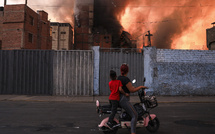 Pérou : un incendie en cours depuis six jours en plein Lima