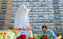 Le pape est hors de danger, ouvrant la perspective d'un retour au Vatican