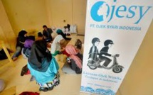 En Indonésie, les motos taxis pour femmes voilées ont le vent en poupe