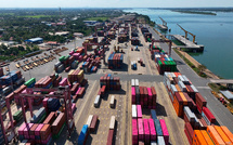 Droits de douane: tempête sur les marchés, Trump reste inflexible et attaque Pékin