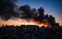 Incendie à Paris: le feu pas totalement éteint mais sans émanations toxiques