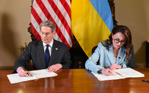 Ukraine: Zelensky salue un accord "équitable" avec Washington, nouvelle frappe russe