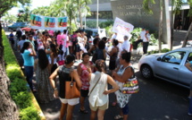 Une cinquantaine d'enseignants grévistes devant le haut-commissariat, "en solidarité"