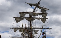 Deux morts dans le choc du Cuauhtémoc contre le pont de Brooklyn à New York