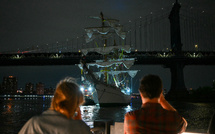 Enquête lancée après le choc mortel d'un voilier mexicain contre un pont à New York