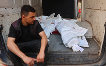 "Ca suffit !" A l'aube, des Gazaouis pleurent leurs proches tués dans les dernières frappes