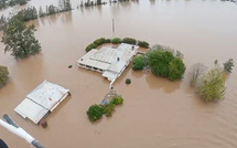 Trois morts, 50.000 personnes bloquées par des inondations dans l'est de l'Australie