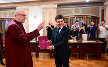 Le pro-européen Nicusor Dan investi président de la Roumanie