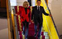 "Plaisanterie" ou coup au visage: Macron contraint de justifier une vidéo virale avec son épouse