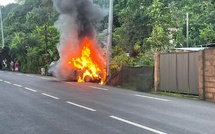 Une voiture en feu après un accident à Toahotu