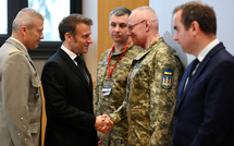 Macron réunira un conseil de défense dimanche soir après les frappes américaines en Iran, annonce l'Elysée