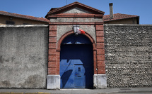 Entre surpopulation et canicule, les prisons suffoquent