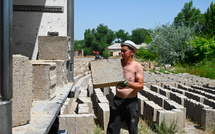 Au Kirghizstan, l'apparition de maisons en riz, écologiques et économiques