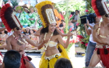 Spectacle de danses à la mairie pour François Hollande 