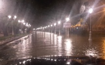 Le front de mer inondé et des routes abimées