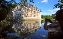 Menacés par le dérèglement climatique, les châteaux de la Loire "naviguent à vue"