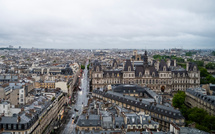 A Paris, au milieu des touristes, des familles sans abri en quête d'un toit pour la nuit