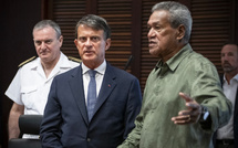 Nouvelle-Calédonie: Valls visite une école de Nouméa, touchée par les émeutes