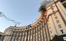 Ukraine: attaque russe record, le siège du gouvernement frappé pour la première fois