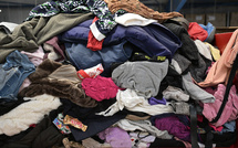 L'affichage du coût environnemental des vêtements entre en vigueur en France, une première en Europe