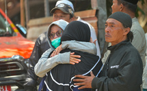 Indonésie: quelque 90 personnes sous les décombres d'une école effondrée, deux survivants extraits