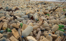 En surface ou dans les abysses, un océan de plastique