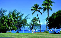 Un lounge flottant sur le lagon de Vaira‘i inquiète les défenseurs de l’environnement