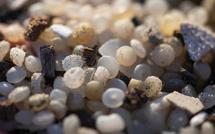 De l'usine à la plage, les tribulations d'un granulé de plastique qui fait pleurer les sirènes