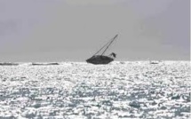 Un voilier s'échoue sur le récif à Apataki