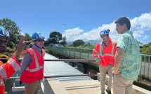 ​La structure de la passerelle piétonne de Titaaviri a été posée