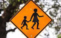 Du sable coloré à l'amiante cause la fermeture d'écoles en Australie et Nouvelle-Zélande