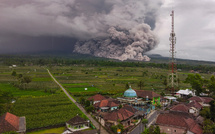 Indonésie : des centaines d'évacuations après l'éruption du volcan Semeru