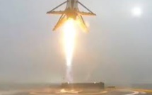 SpaceX pose le 1er étage de sa fusée sur une barge flottante, une première